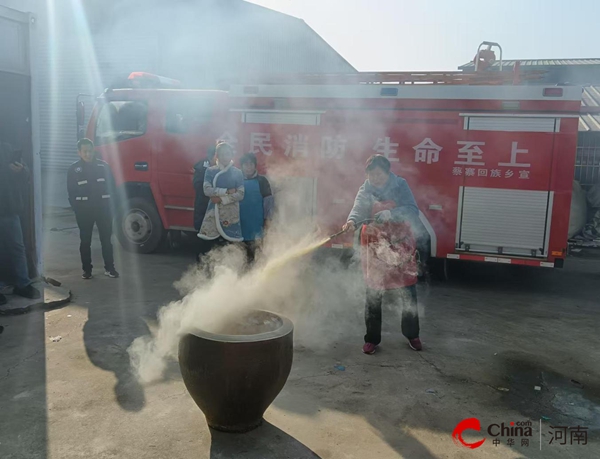 西平县蔡寨乡应急股组织扶贫车间全体人员开展应急演练(图2)