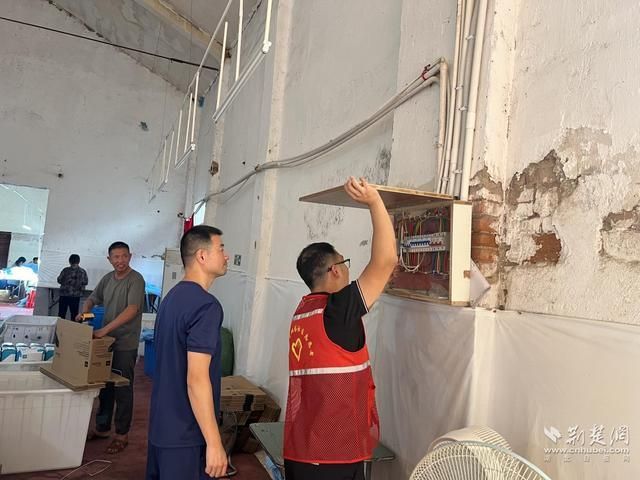 武汉经开区湘口街道开展消防安全大排查行动(图1)