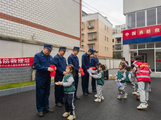 星空体育网站：南溪区大观镇中心幼儿园开展“致敬火焰蓝走进消防救援站”活动(图4)