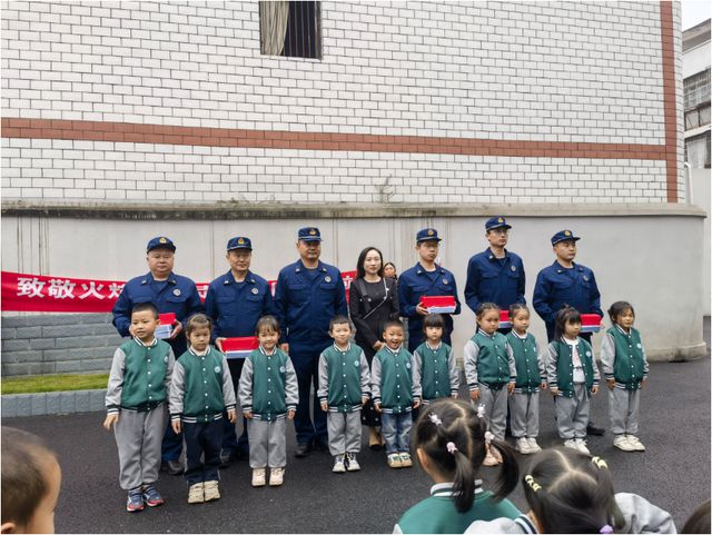 星空体育网站：南溪区大观镇中心幼儿园开展“致敬火焰蓝走进消防救援站”活动(图5)