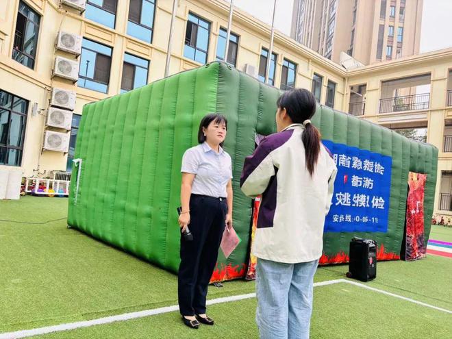 星空体育网站：园所活动｜｜宁乡市万婴幼儿园“大手牵小手”消防主题亲子活动(图1)