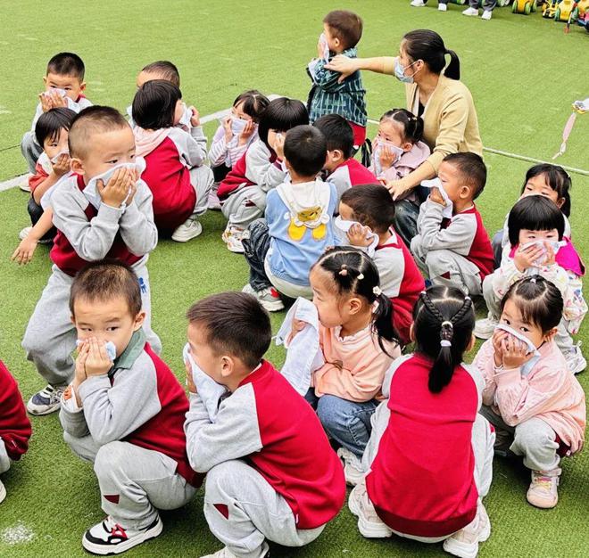 星空体育网站：园所活动｜｜宁乡市万婴幼儿园“大手牵小手”消防主题亲子活动(图2)