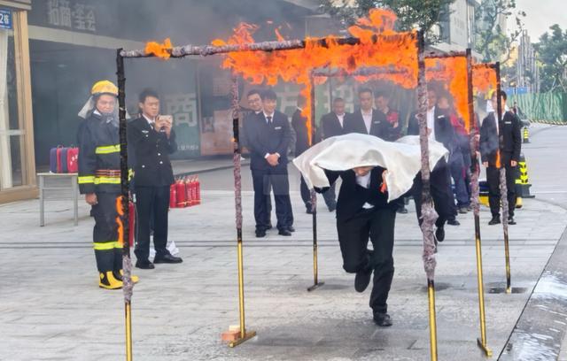 星空体育网站：生命至上系列消防实战演练共筑全民安全“防火墙”(图4)