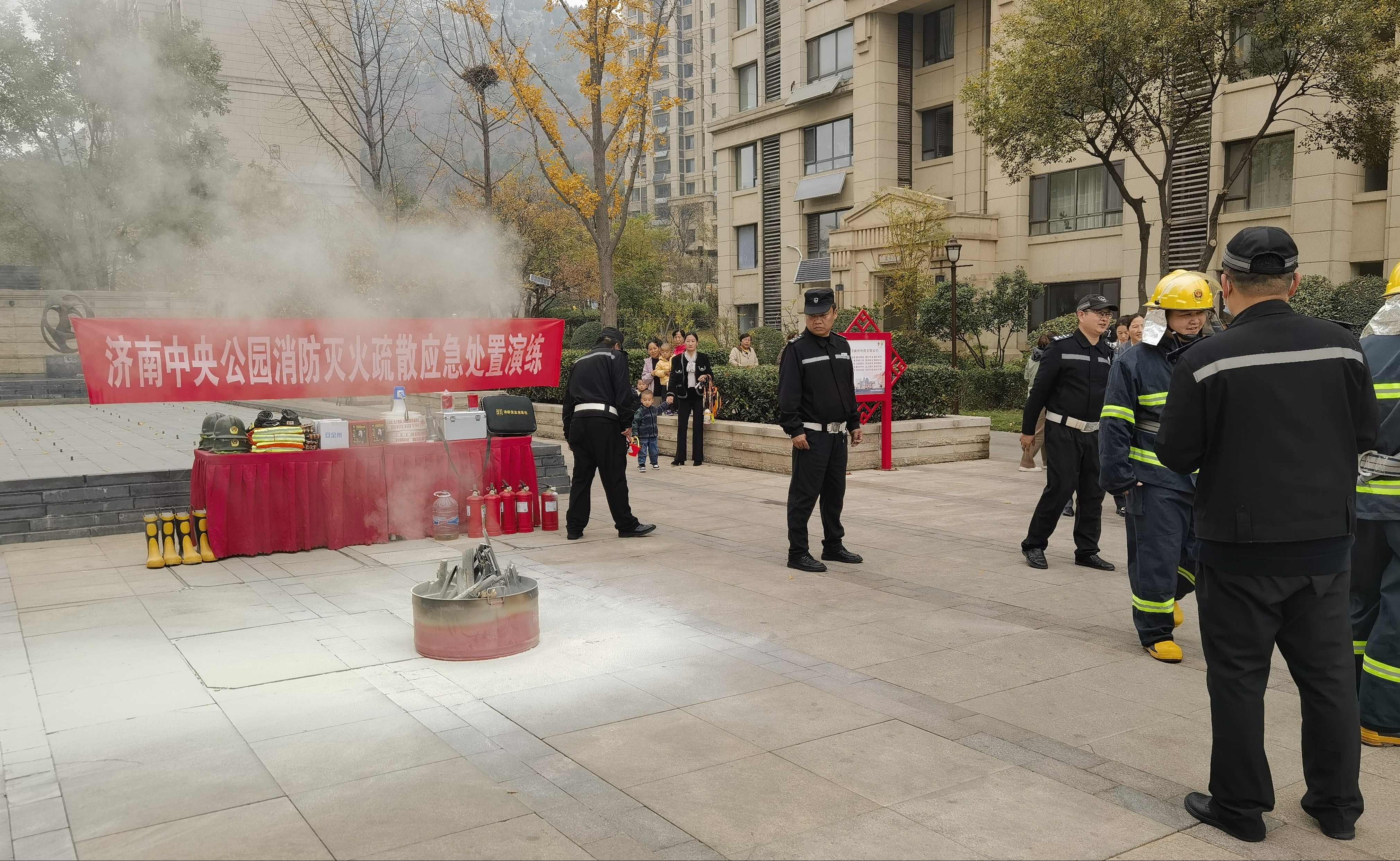 星空体育网站：兴隆街道社工站联合志愿者开展消防演练(图1)