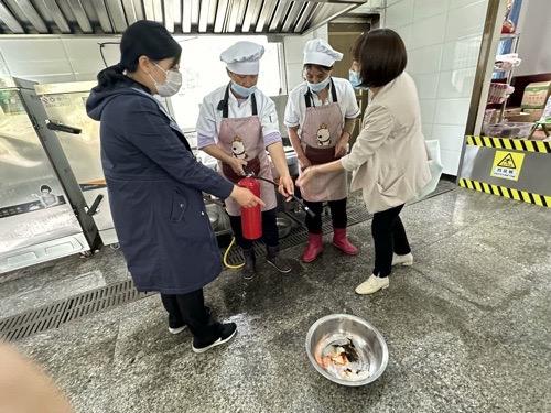 利川：南坪乡公办中心幼儿园举办消防安全知识培训(图1)