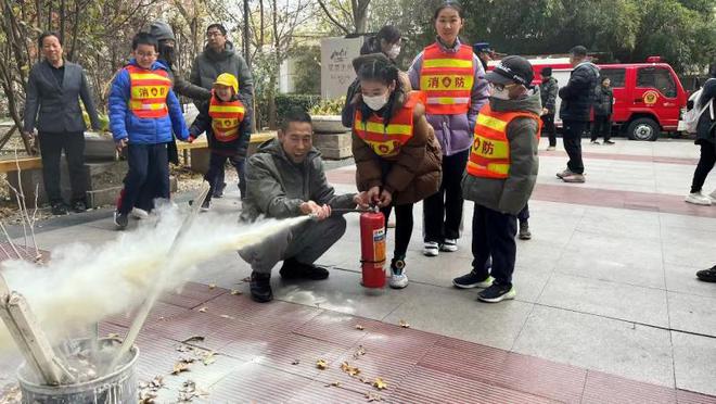 消防战士为青少年讲解消防知识东城区龙潭街道开展知识科普(图1)