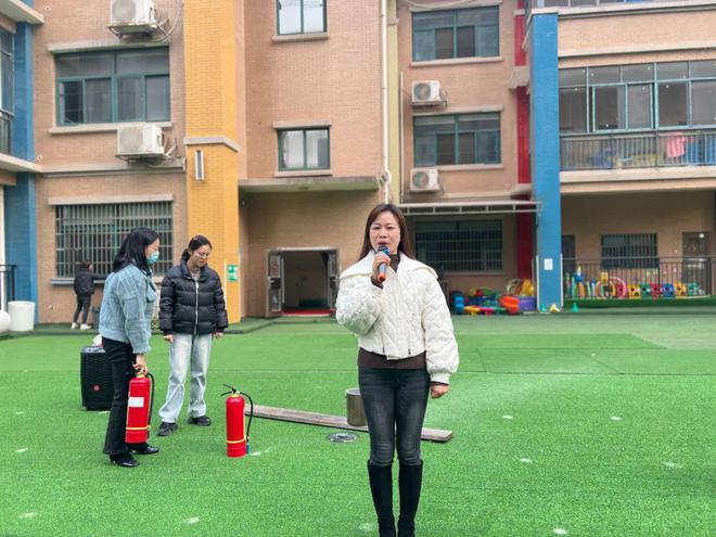 安全教育万婴克拉美丽幼儿园消防演练活动：童心筑防线安全伴我行(图3)
