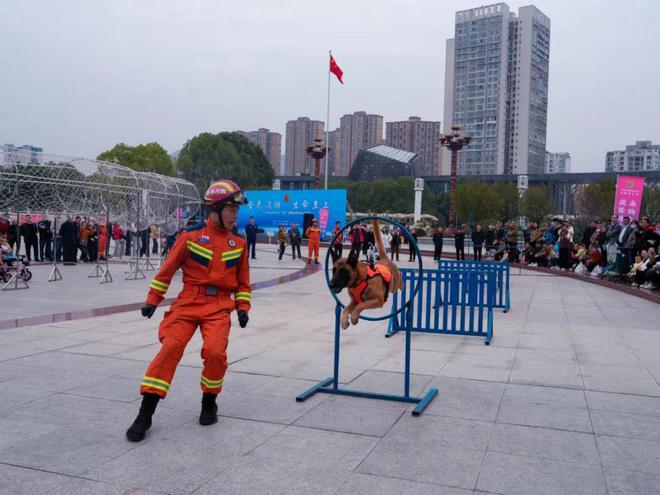消防宣传月科普与趣味交织！广元市举行消防宣传月启动仪式暨科普嘉年华主题活动(图2)