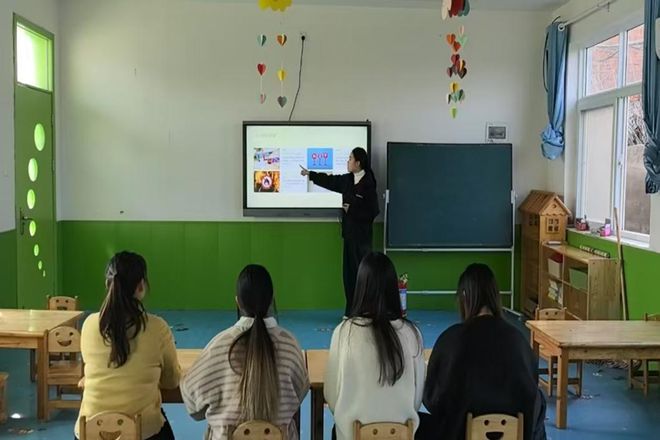 紧绷消防安全之弦共筑幼儿安全防线——潢川县黄岗中心幼儿园开展消防知识培训活动(图1)