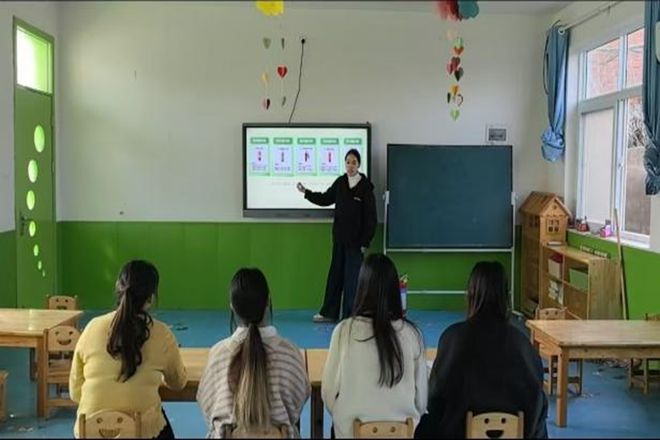 紧绷消防安全之弦共筑幼儿安全防线——潢川县黄岗中心幼儿园开展消防知识培训活动(图2)