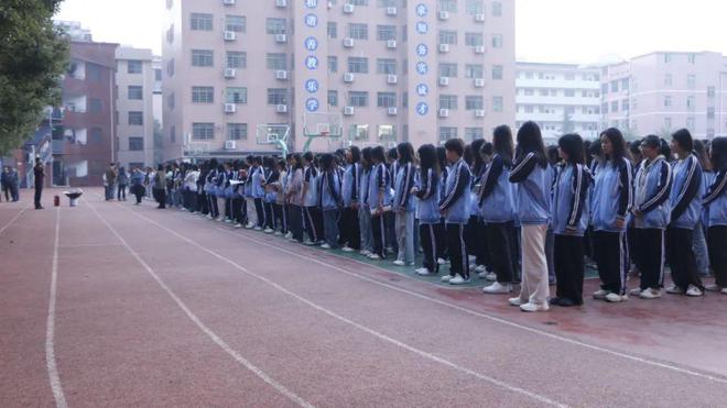 学习消防知识增强自救能力振兴（振新）学校组织消防疏散演练活动(图1)