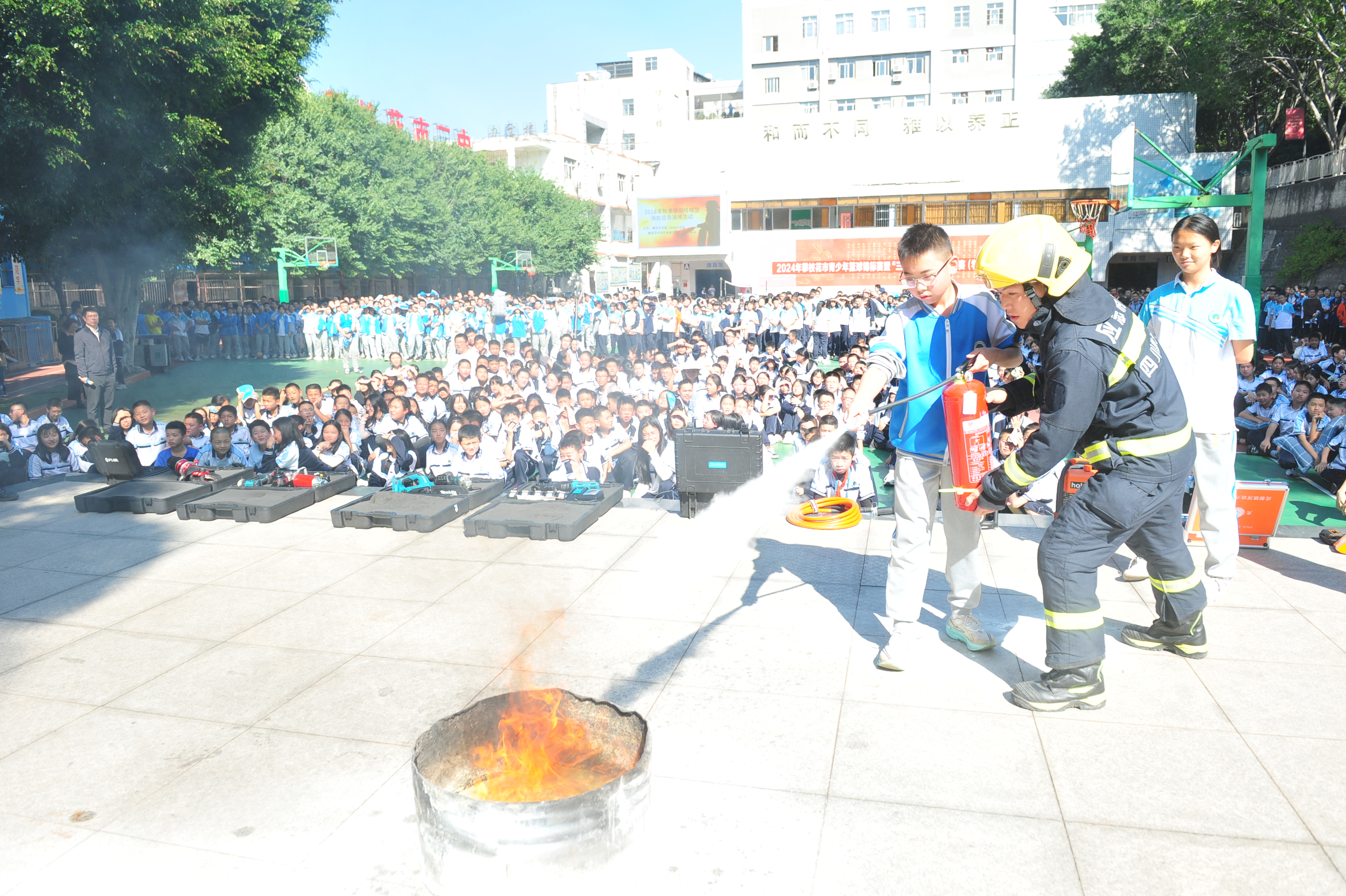 攀枝花市第二初级中学校开展2024年秋季学期住校生火灾应急疏散演练(图1)