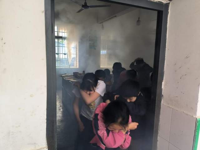 全校演练生命至上！关文镇小学应急逃生及灭火器使用培训。(图1)