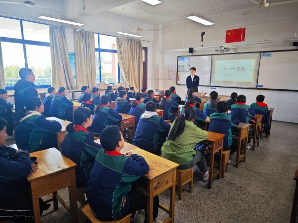 消防安全记心中生命至上护成长：江苏科技大学理学院学生党员宣传全民消防(图1)
