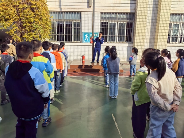星空体育：共筑安全防患未然：合肥市谢岗小学开展安全主题周活动(图1)