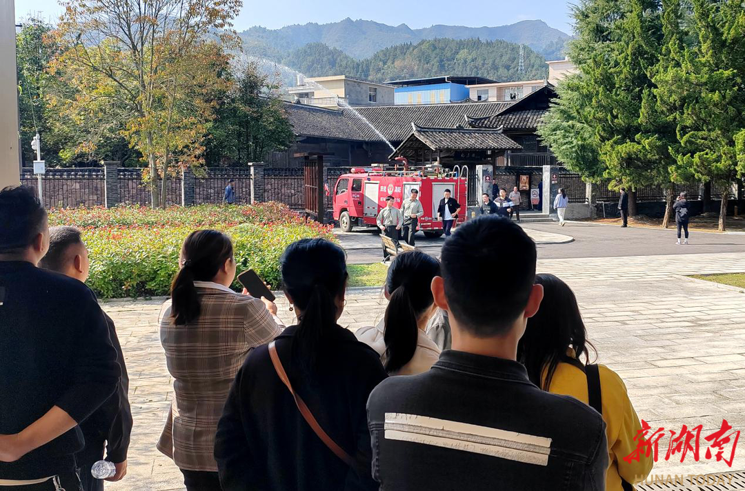 星空体育网站：龙山茨岩塘景区开展消防应急救援演练(图3)