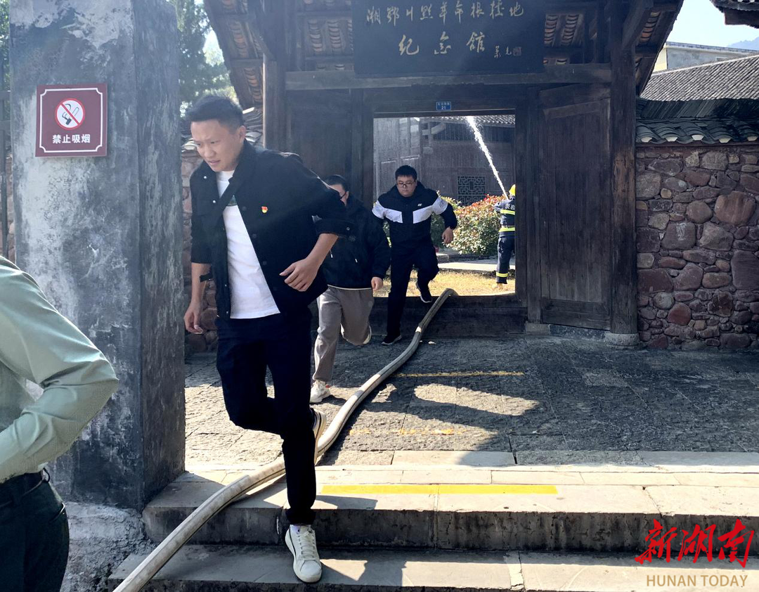 星空体育网站：龙山茨岩塘景区开展消防应急救援演练(图2)