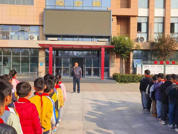 星空体育：固镇县第二实验小学开展消防应急疏散演练活动(图1)