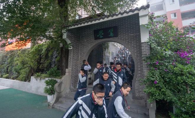 星空体育网站：2024年安全宣传“五进”活动走进自贡市解放路中学(图2)
