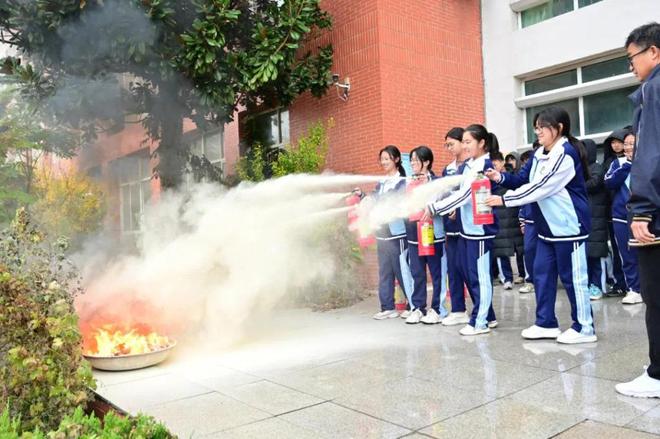 平度九中举行防空防灾警报试鸣演习暨消防逃生疏散演练(图3)