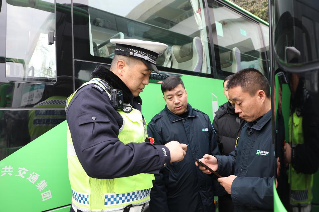 保卫处携手西安交警碑林大队开展校园勤务车辆专项安全检查(图2)