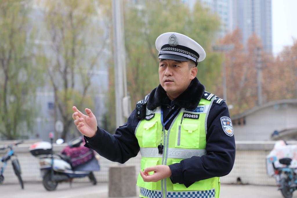 保卫处携手西安交警碑林大队开展校园勤务车辆专项安全检查(图4)