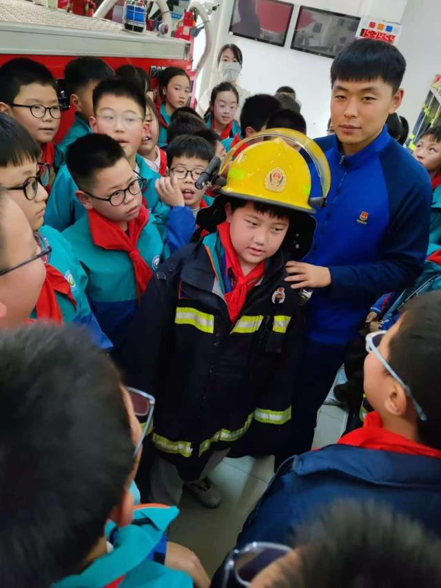 参观消防队致敬“火焰蓝”——合肥市马岗实验小学开展参观消防队实践活动(图1)