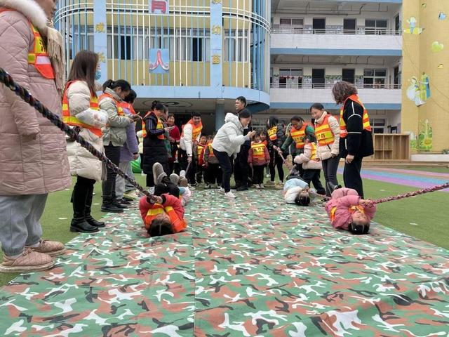 星空体育：全民消防生命至上——安居区白马幼儿园开展亲子消防运动会(图2)