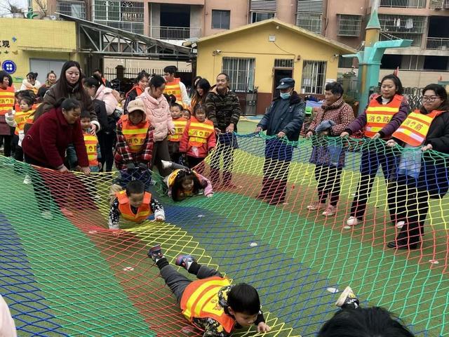 星空体育：全民消防生命至上——安居区白马幼儿园开展亲子消防运动会(图3)