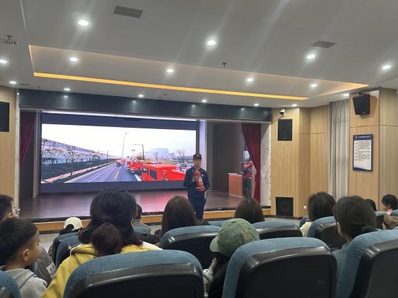 外国语学院与人居环境与建筑工程学院开展消防站参观学习活动(图8)