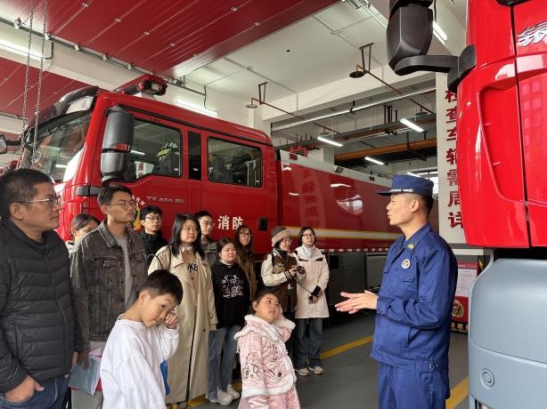 外国语学院与人居环境与建筑工程学院开展消防站参观学习活动(图1)