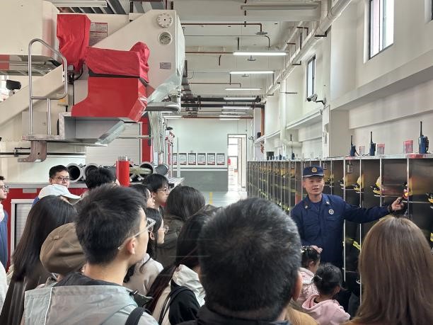 外国语学院与人居环境与建筑工程学院开展消防站参观学习活动(图2)