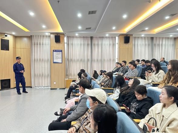外国语学院与人居环境与建筑工程学院开展消防站参观学习活动(图6)