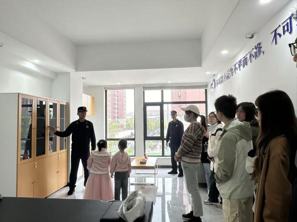 外国语学院与人居环境与建筑工程学院开展消防站参观学习活动(图4)