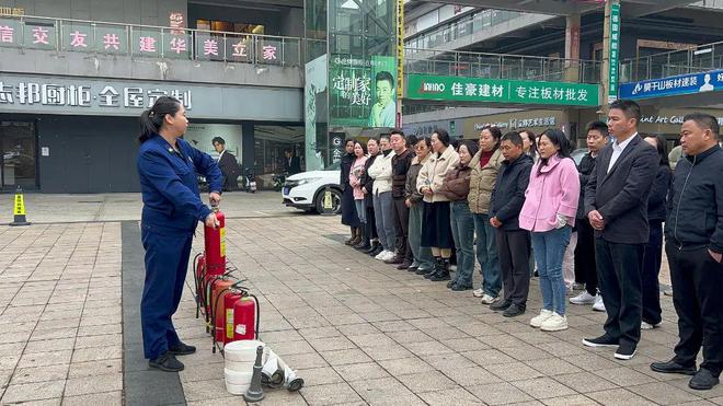 星空体育：以练筑防以防避险 —萍乡华美立家开展消防安全培训及演练！(图2)
