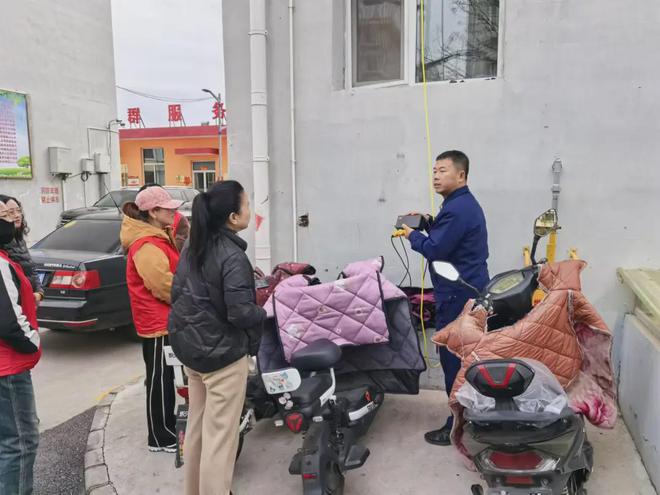 星空体育：晋中：消防公益行凝聚志愿者力量共筑消防安全防线！(图3)