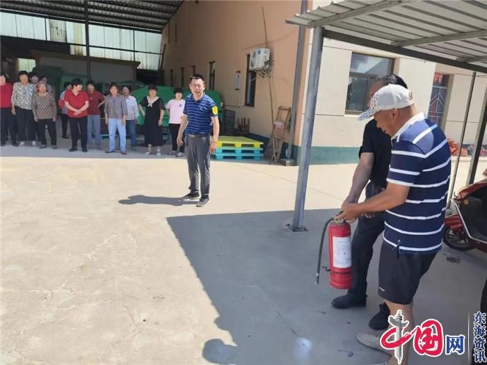 星空体育：兴化市大营镇组织重点工贸企业开展消防逃生应急演练(图1)