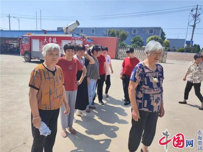 星空体育：兴化市大营镇组织重点工贸企业开展消防逃生应急演练(图2)