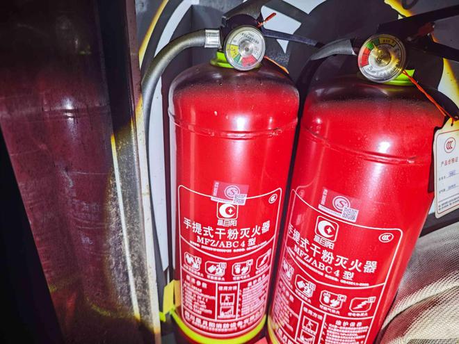 疏散灯具不亮、安全出口上锁记者持续暗访公共场所消防安全隐患(图19)