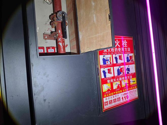 疏散灯具不亮、安全出口上锁记者持续暗访公共场所消防安全隐患(图26)