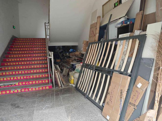 疏散灯具不亮、安全出口上锁记者持续暗访公共场所消防安全隐患(图21)
