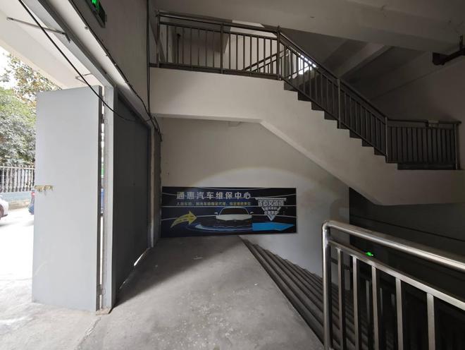疏散灯具不亮、安全出口上锁记者持续暗访公共场所消防安全隐患(图28)