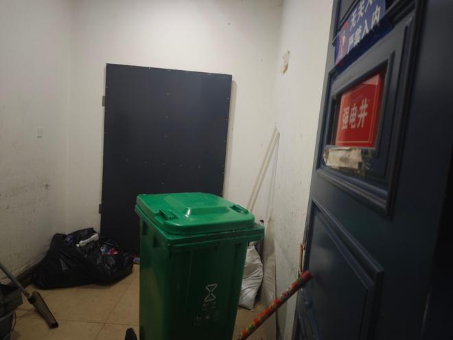 疏散灯具不亮、安全出口上锁记者持续暗访公共场所消防安全隐患(图31)