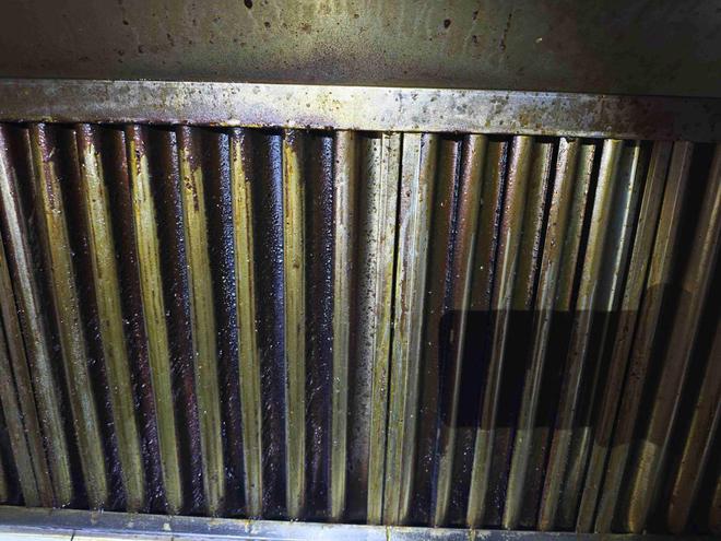 疏散灯具不亮、安全出口上锁记者持续暗访公共场所消防安全隐患(图37)