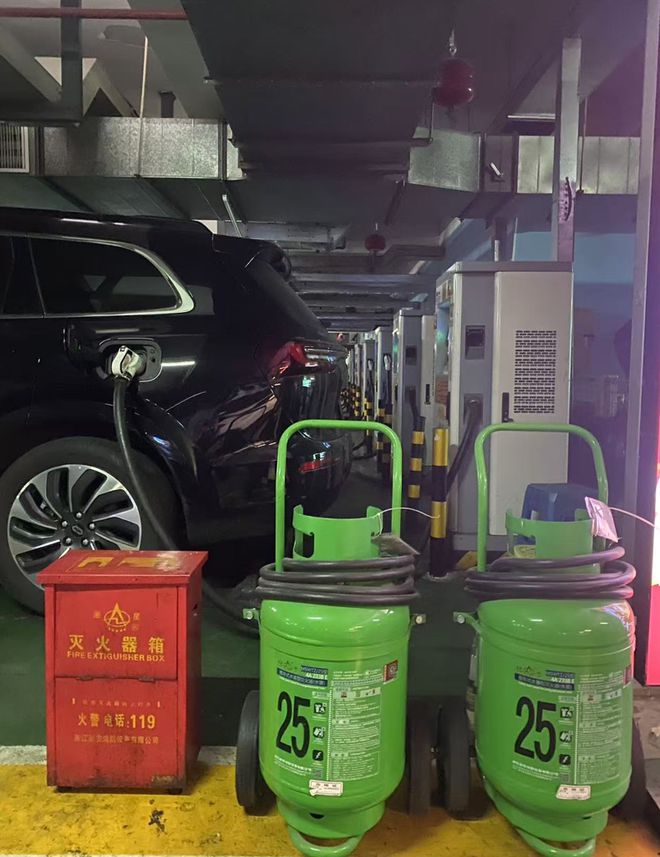 杭州最大地下充电停车场24小时三班倒专人值班！橙柿调查：地下车库公共充电桩有个普遍现象(图6)