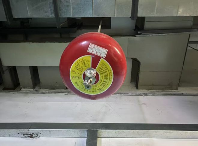 杭州最大地下充电停车场24小时三班倒专人值班！橙柿调查：地下车库公共充电桩有个普遍现象(图5)