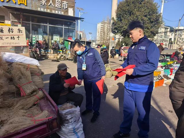 多渠道、多形式登封消防深入集市开展消防安全宣传(图1)