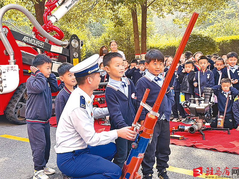 萌娃学消防致敬火焰蓝(图1)