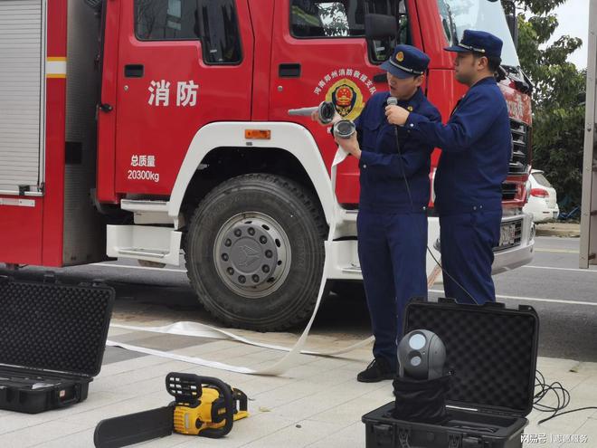 星空体育网站：五彩画笔致敬火焰“蓝”消防安全宣讲进校园(图2)