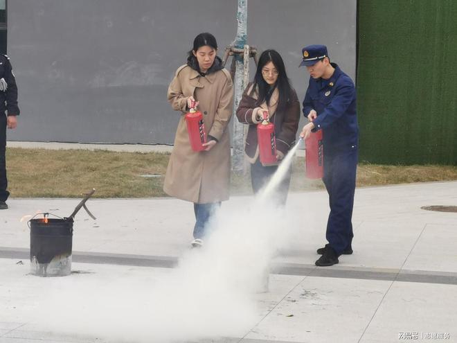 星空体育网站：五彩画笔致敬火焰“蓝”消防安全宣讲进校园(图3)